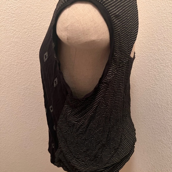 Sleeveless black shirt from Old Navy - Picture 2 of 6